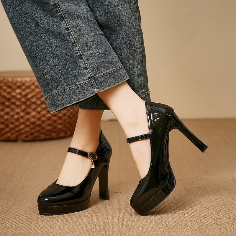 2026年夏向け、滑らかな革の質感が特徴の厚底プラットフォー - Leather Classic Strap のレビューと価格